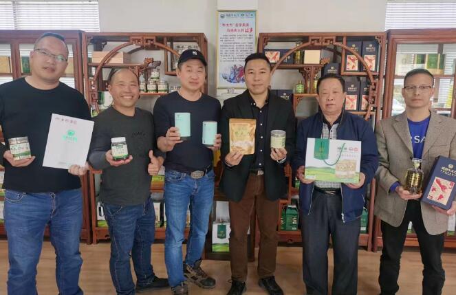 中華金廚、中國烹飪大（dà）師黃熾華師傅和（hé）“華家（jiā）班”秘書處成員一行蒞臨17c.com指導牛大力菜品研究與開發工作。